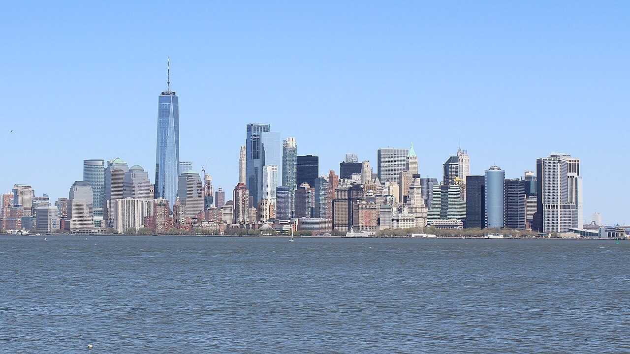 Skyline de Manhattan visto desde Liberty Island durante el tour privado en español