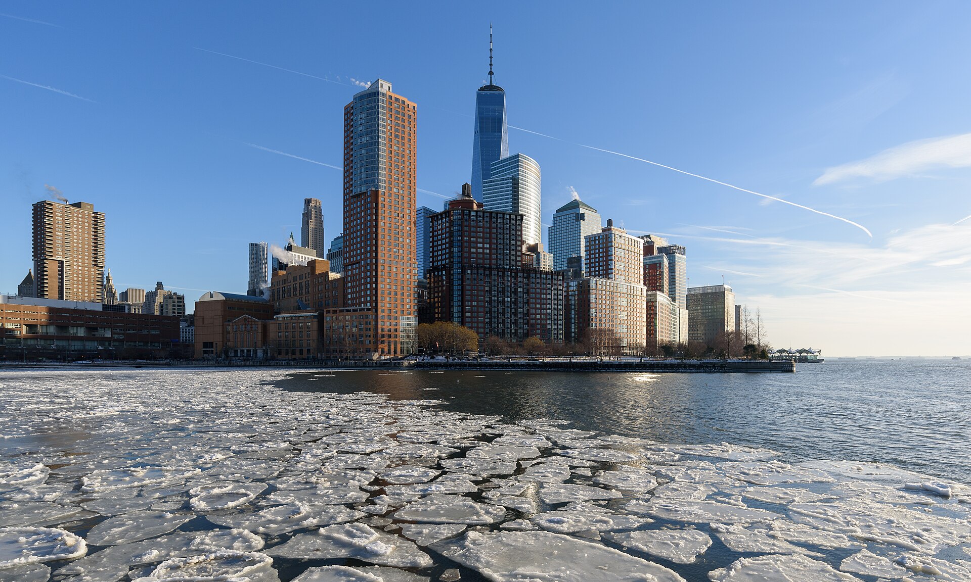 Battery Park City junto al agua en el sur de Manhattan