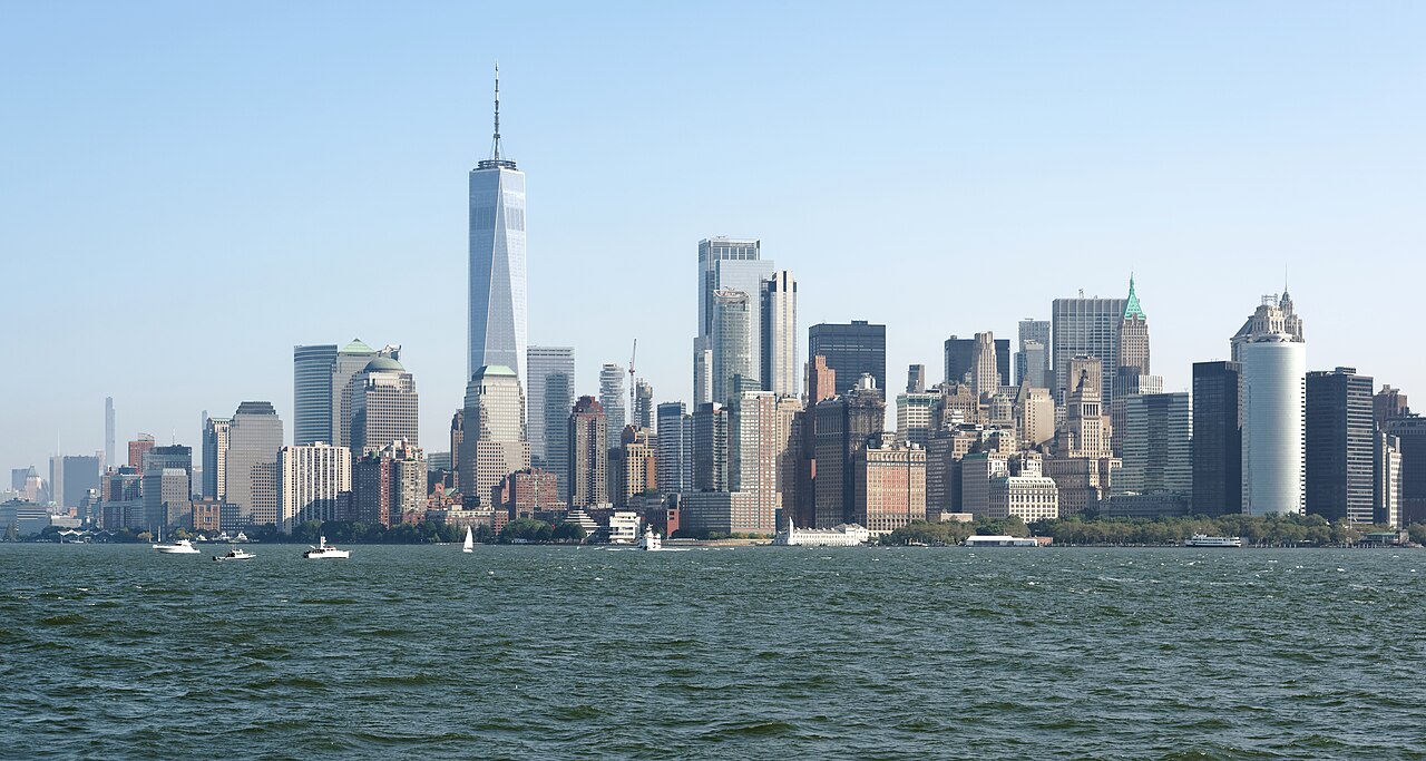 Skyline de Nueva York desde la bahía durante el tour privado en español
