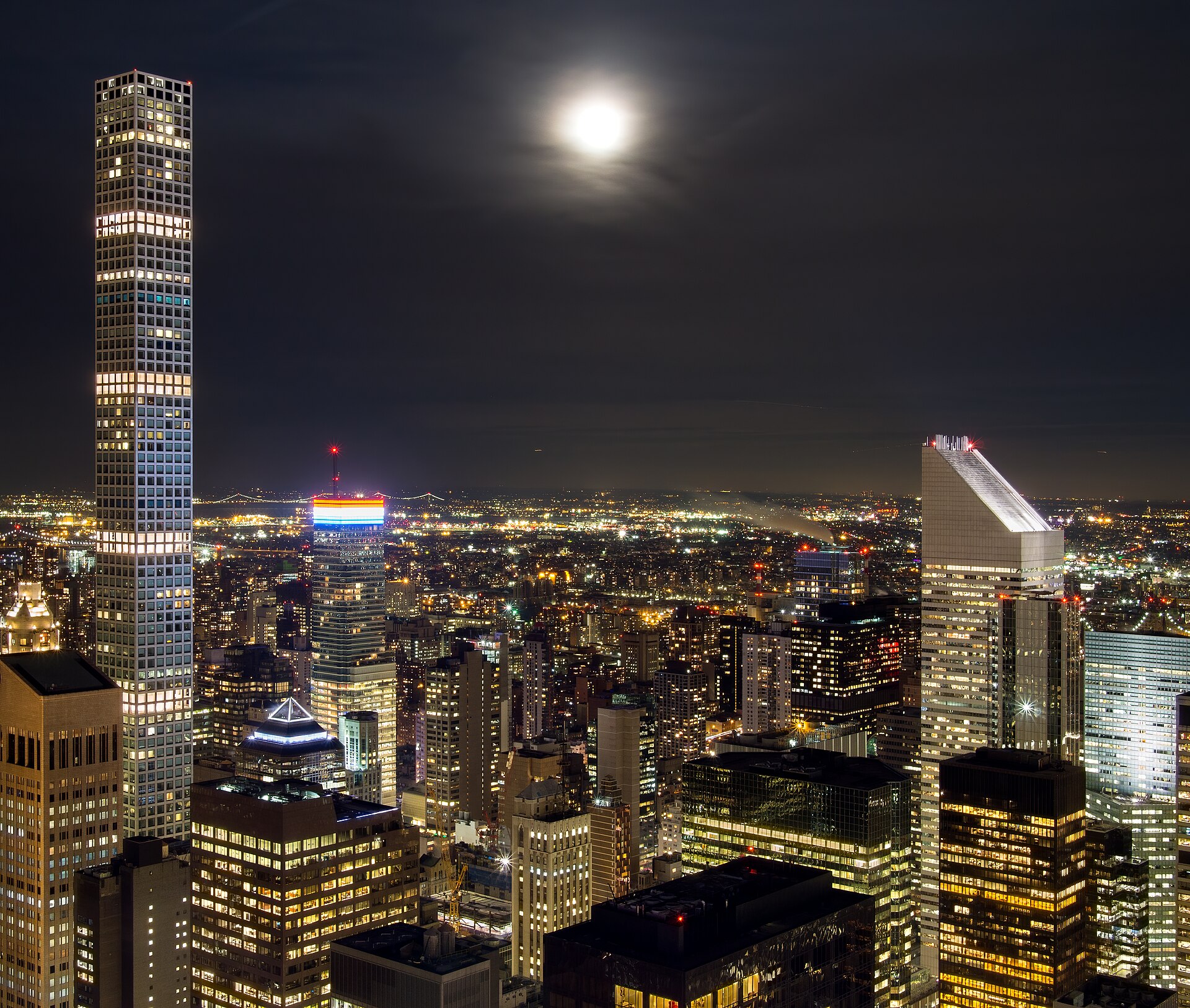 Manhattan iluminado de noche cerca de Rockefeller Center